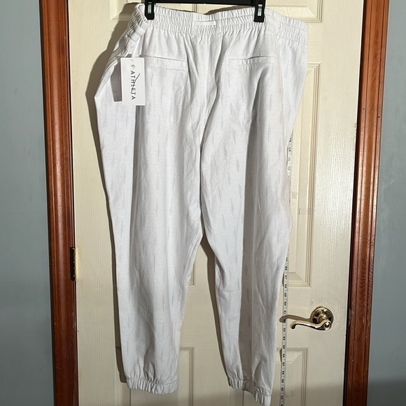 NWT-ATHLETA-W 24-white and gray-Farallon jogger. elastic & drawstring waistband. - Picture 2 of 13
